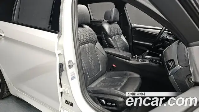 BMW 5 Series 2018 — ფოტო 4/20