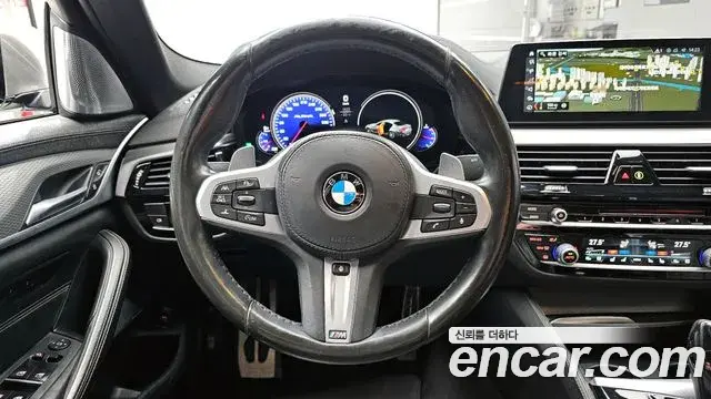 BMW 5 Series 2018 — ფოტო 17/20
