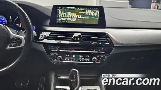 BMW 5 Series 2018 — ფოტო 8/20