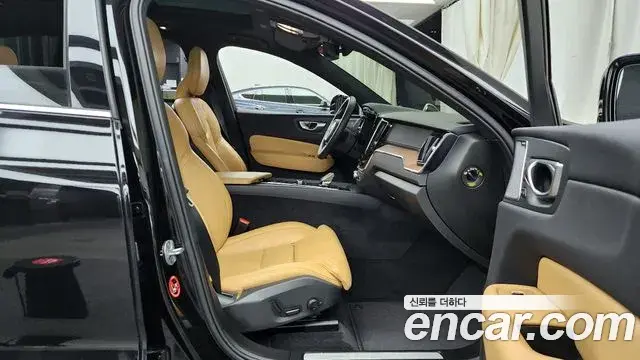 Volvo XC60 2024 — ფოტო 18/20