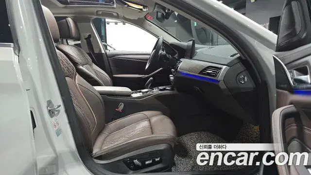 BMW 5 Series 2021 — ფოტო 8/20