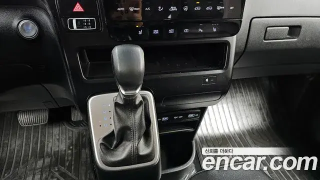 Hyundai Staria 2023 — ფოტო 2/20