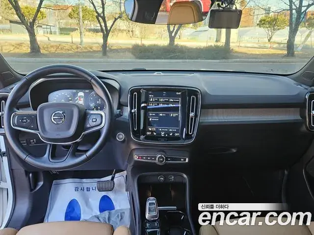 Volvo XC40 2021 — Photo 13/20
