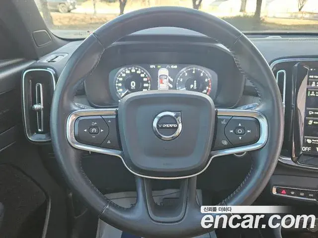 Volvo XC40 2021 — Photo 1/20
