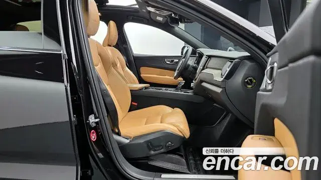 Volvo XC60 2019 — Фото 10/20