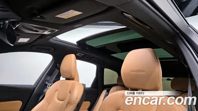 Volvo XC60 2019 — Фото 19/20