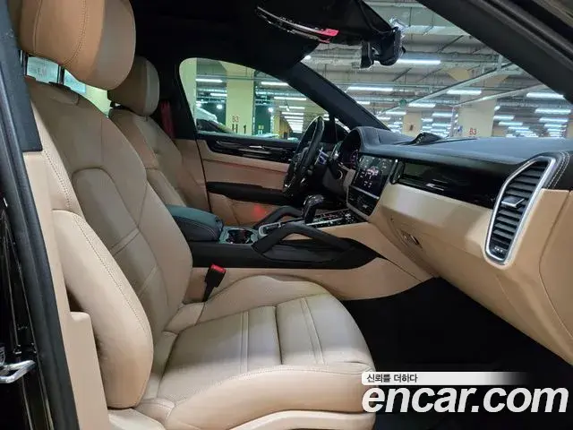 Porsche Cayenne 2021 — ფოტო 5/20