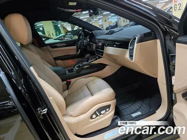 Porsche Cayenne 2021 — ფოტო 2/20
