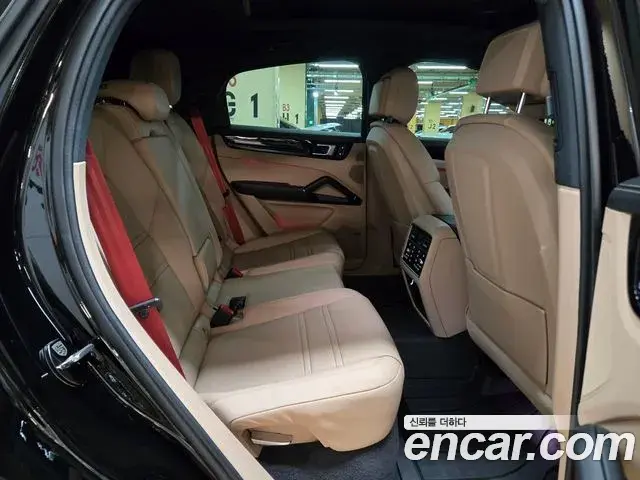 Porsche Cayenne 2021 — ფოტო 3/20