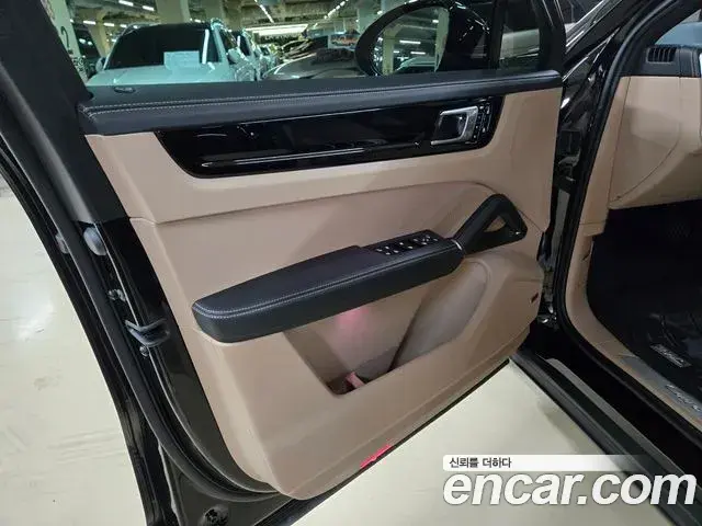 Porsche Cayenne 2021 — ფოტო 12/20
