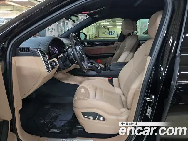 Porsche Cayenne 2021 — ფოტო 8/20