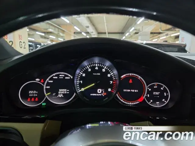 Porsche Cayenne 2021 — ფოტო 18/20
