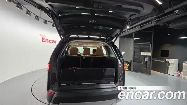 Land Rover Discovery 5 2018 — ფოტო 16/20