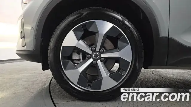 Volvo XC40 2024 — ფოტო 20/21