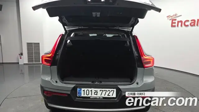 Volvo XC40 2024 — ფოტო 16/21