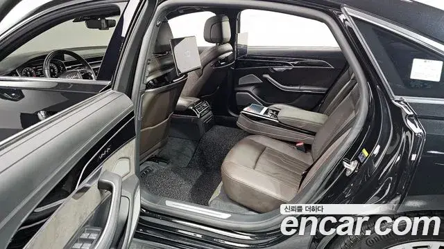Audi A8 2021 — ფოტო 18/20