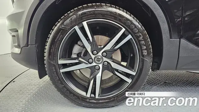 Volvo XC40 2020 — Photo 3/20