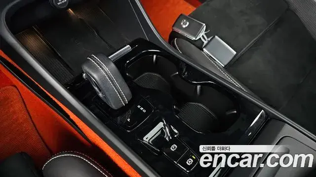 Volvo XC40 2020 — Photo 17/20
