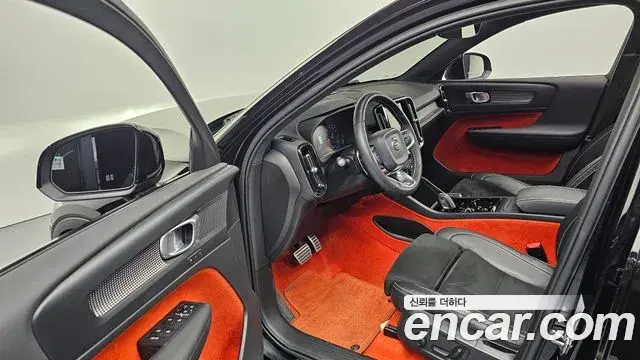 Volvo XC40 2020 — Photo 1/20