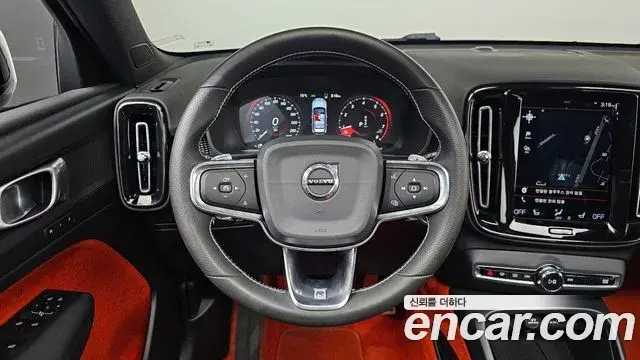 Volvo XC40 2020 — Photo 13/20