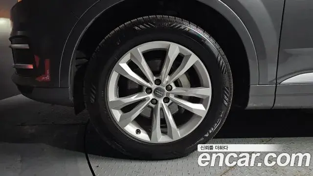 Audi Q7 2019 — Photo 3/20