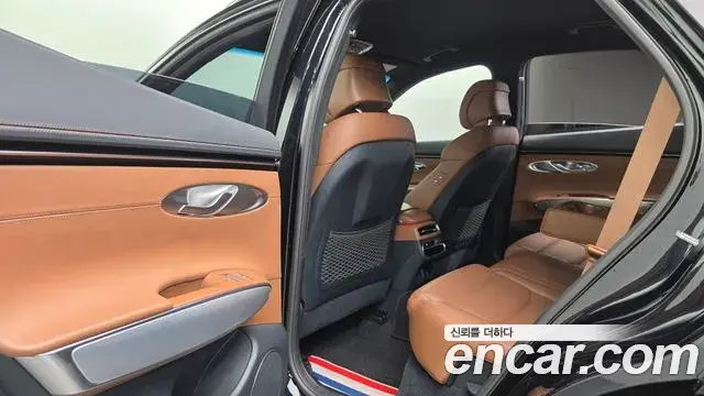 Genesis GV70 2021 — ფოტო 14/20