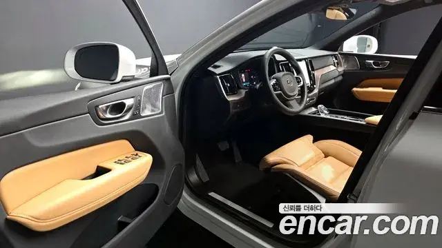 Volvo XC60 2024 — Фото 10/20