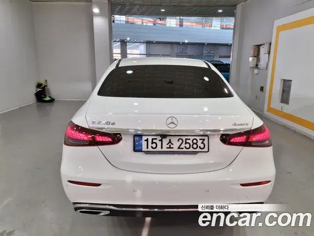 Mercedes-Benz E-Class 2023 — Фото 4/20