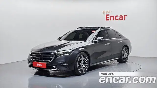 Mercedes-Benz E-Class 2024 — Photo 9/20