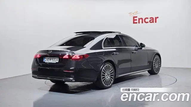 Mercedes-Benz E-Class 2024 — Photo 16/20
