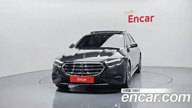 Mercedes-Benz E-Class 2024 — Photo 4/20