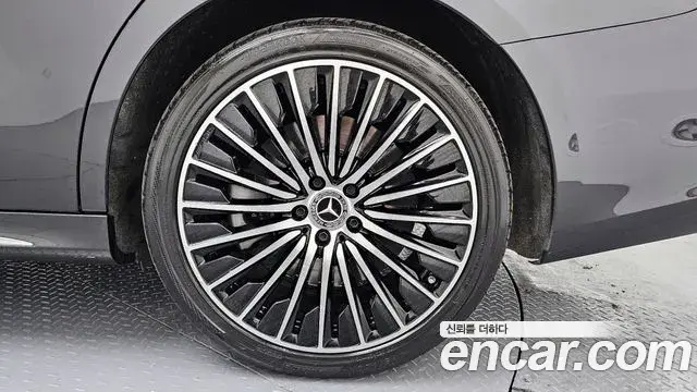 Mercedes-Benz E-Class 2024 — Photo 12/20