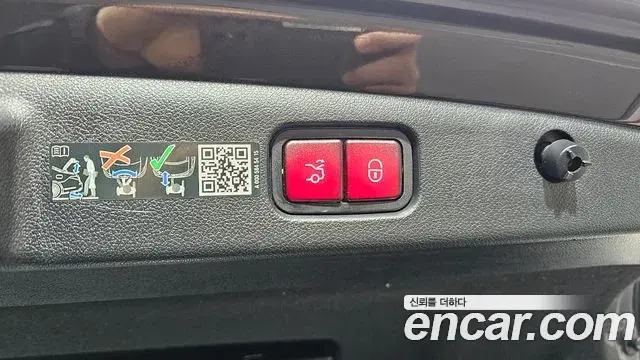 Mercedes-Benz E-Class 2024 — Photo 8/20