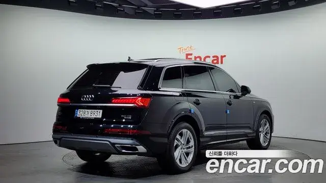 Audi Q7 2021 — Photo 1/20