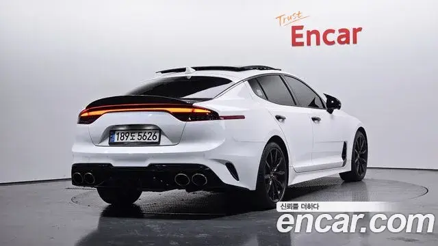 Kia Stinger 2023 — Фото 2/20