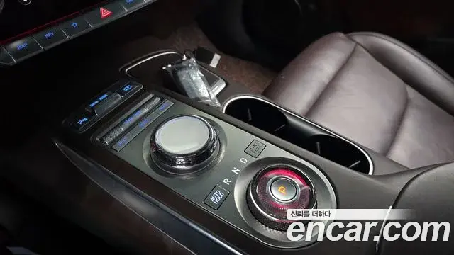 Genesis GV70 2021 — ფოტო 14/20