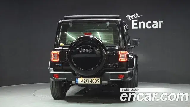 Jeep Wrangler 2021 — ფოტო 13/20