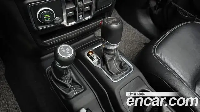 Jeep Wrangler 2021 — ფოტო 18/20