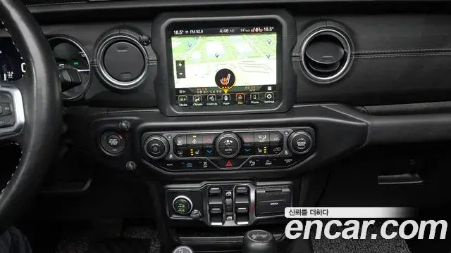 Jeep Wrangler 2021 — ფოტო 8/20