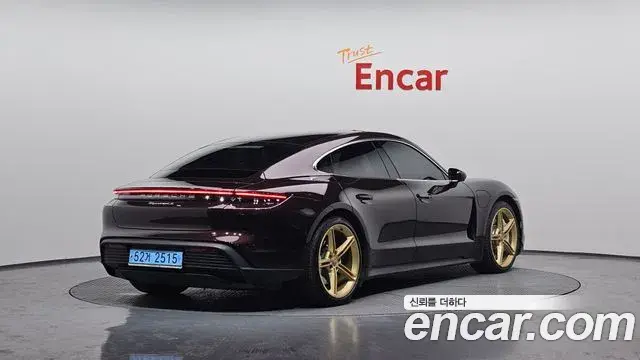 Porsche Taycan 2021 — ფოტო 17/20