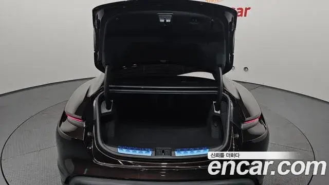 Porsche Taycan 2021 — ფოტო 13/20