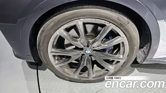 BMW X7 2020 — ფოტო 16/20