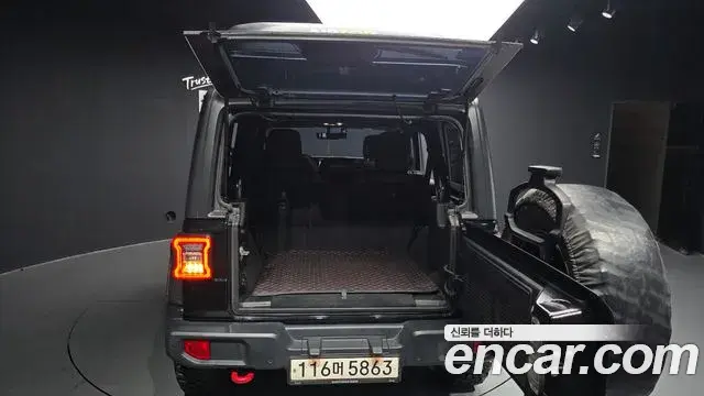 Jeep Wrangler 2020 — ფოტო 18/20
