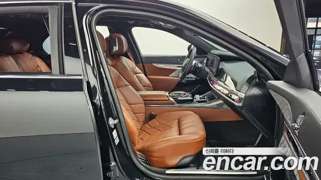 BMW 7 Series 2023 — ფოტო 8/20