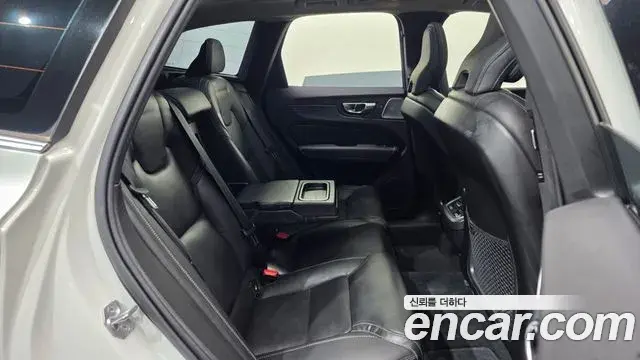 Volvo XC60 2021 — Şəkil 6/20