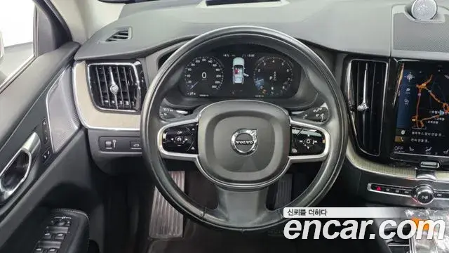 Volvo XC60 2021 — Şəkil 10/20