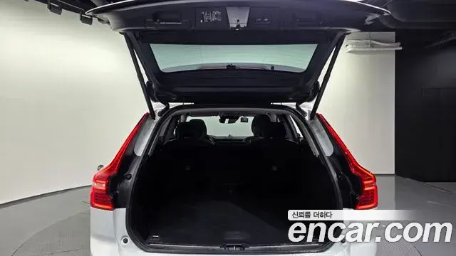 Volvo XC60 2021 — Şəkil 16/20