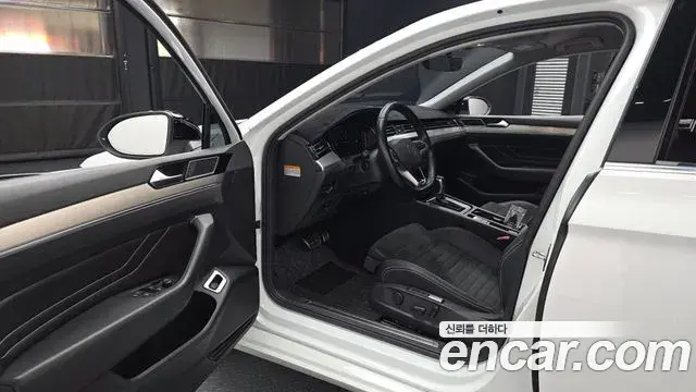 Volkswagen Passat GT 2022 — Photo 5/20