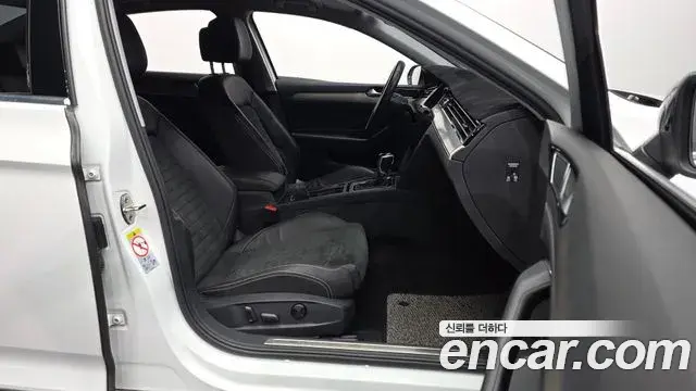 Volkswagen Passat GT 2022 — Photo 1/20