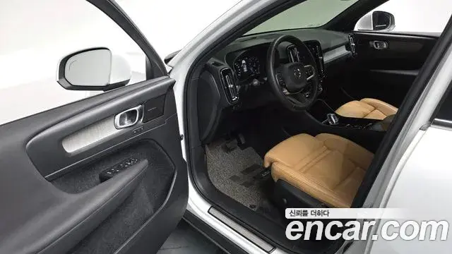 Volvo XC40 2020 — Фото 10/20